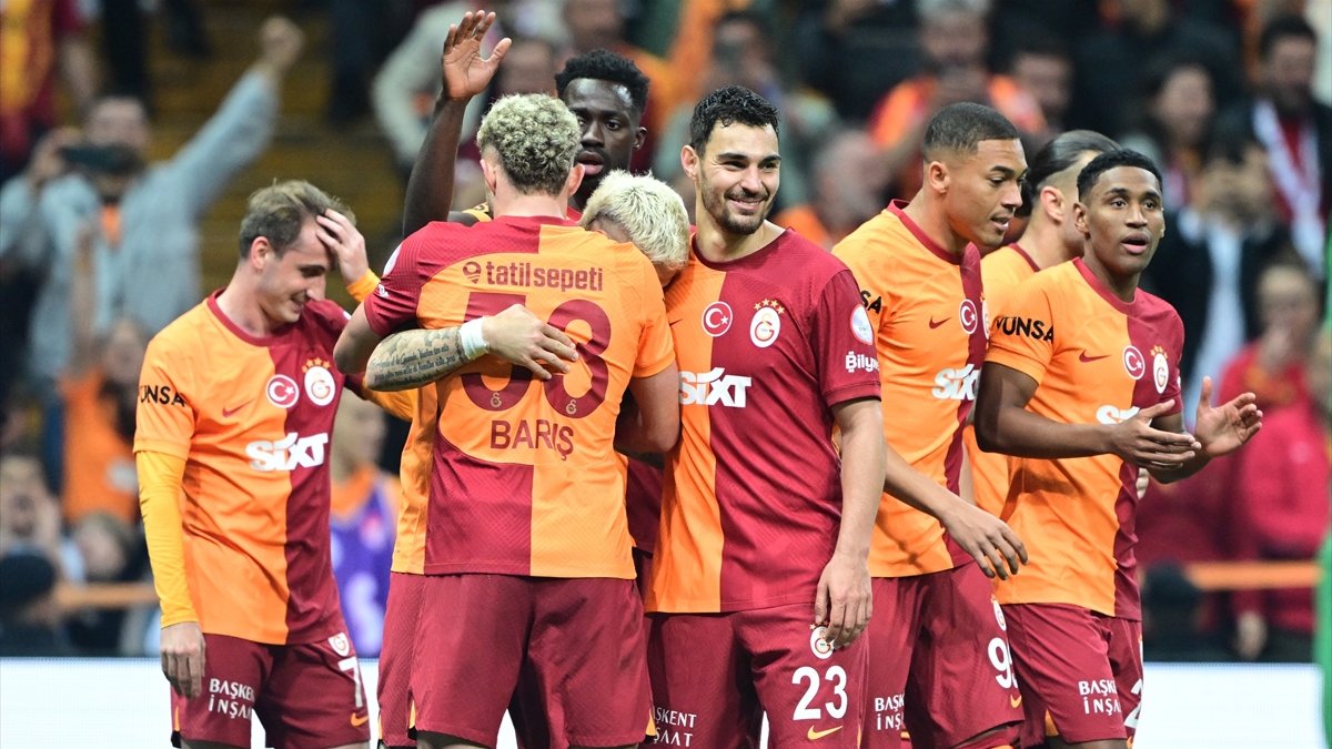 Tek kulvarda mücadele eden Galatasaray, puan kaybını unuttu