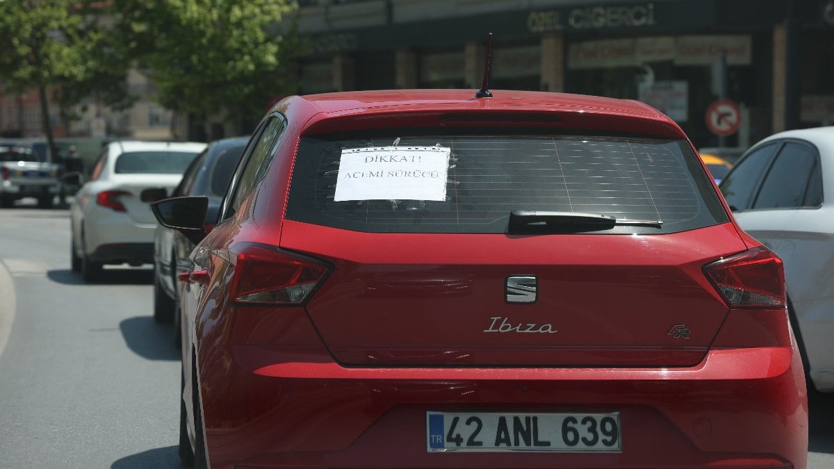 Konya'da 15 yıl sonra ilk defa direksiyon başına geçti: Araba arkası yazısı sürücüleri güldürdü