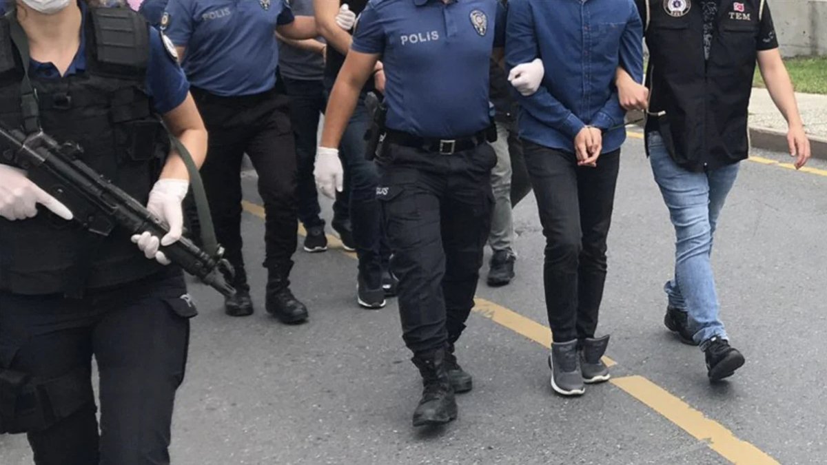 İzmir'de FETÖ'nün emniyet mahrem yapılanmasına operasyon: 7 kişi yakalandı