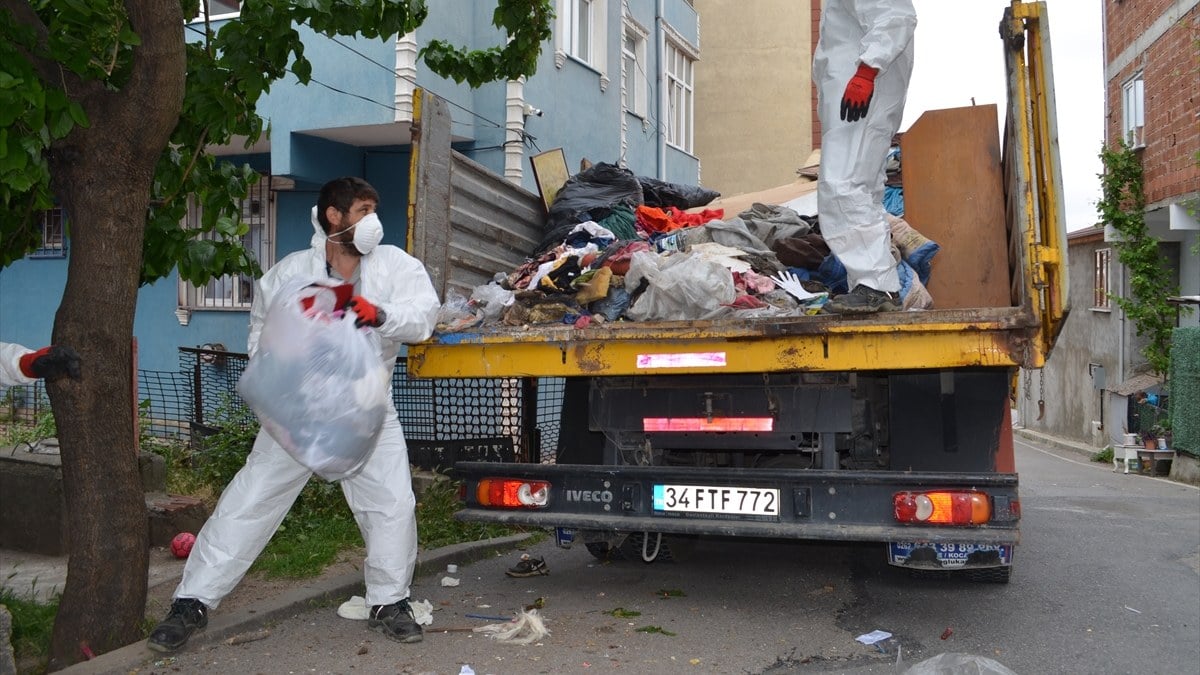 Kocaeli'de bir evden 17 kamyon çöp boşaltıldı