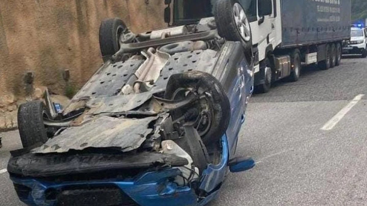 Bursa'da lastiği patlayan otomobil istinat duvarına çarpıp takla attı: Sürücü yaralandı