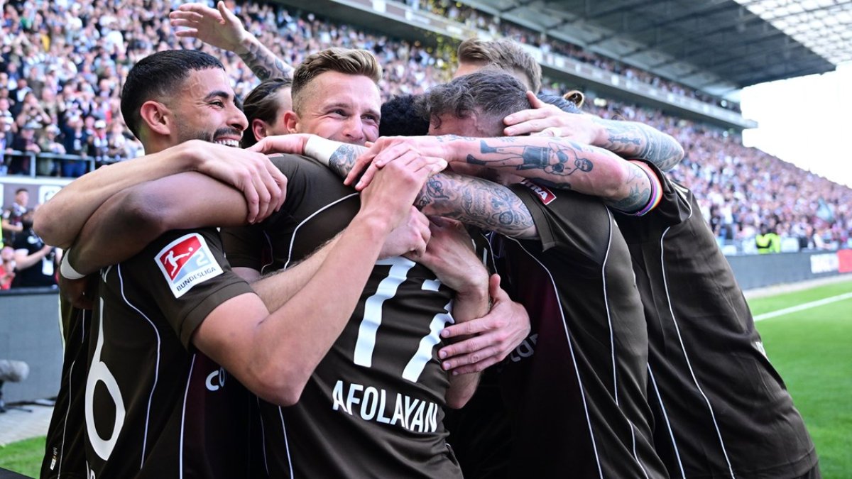 St. Pauli, 13 yıl sonra Bundesliga'ya yükseldi