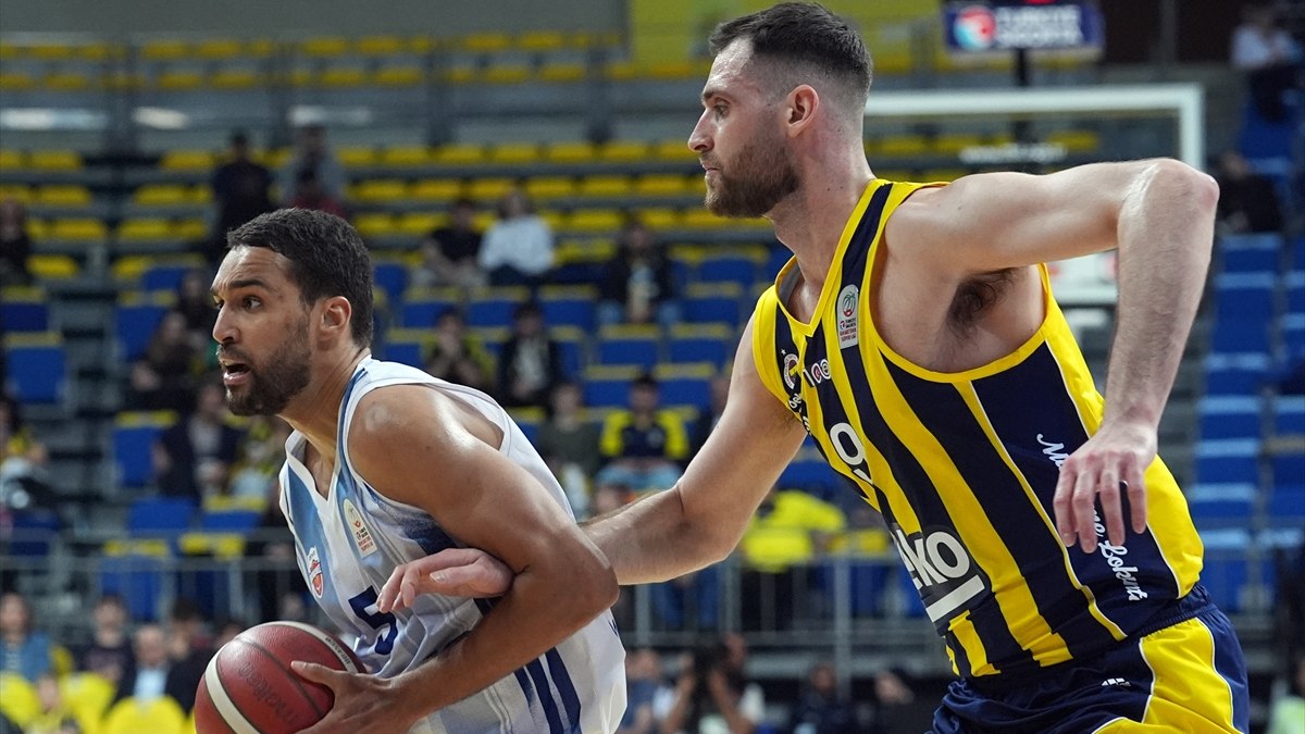 Fenerbahçe normal sezonu galip bitirdi