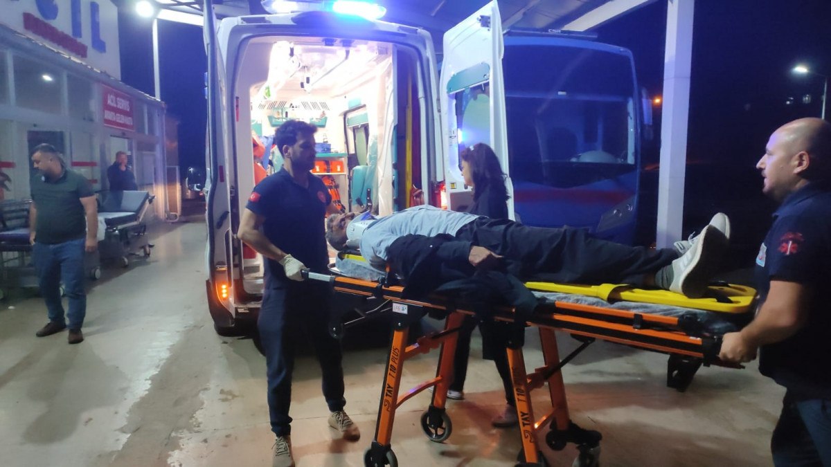 Adana'da otomobil bariyerlere çarptı: 2 yaralı