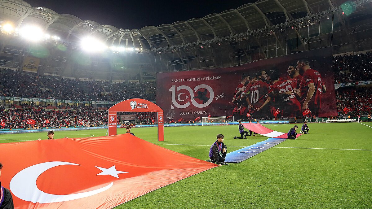 Polonya - Türkiye futbol karşılaşmasının öncelikli bilet satışı başladı