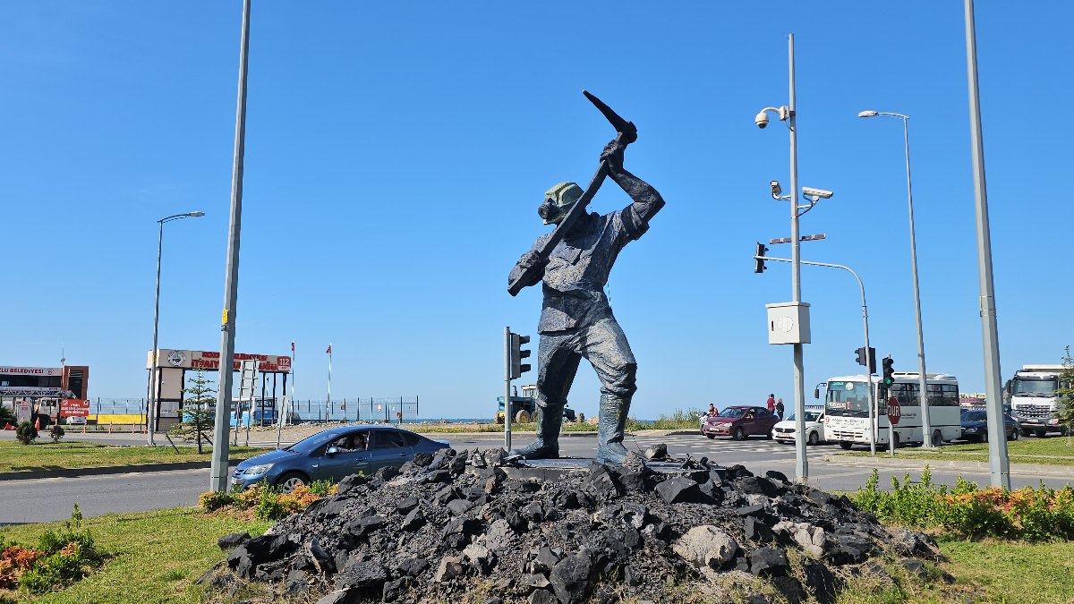 Zonguldak'ta boyamasıyla tepki çeken madenci heykelinin boyaları kazındı