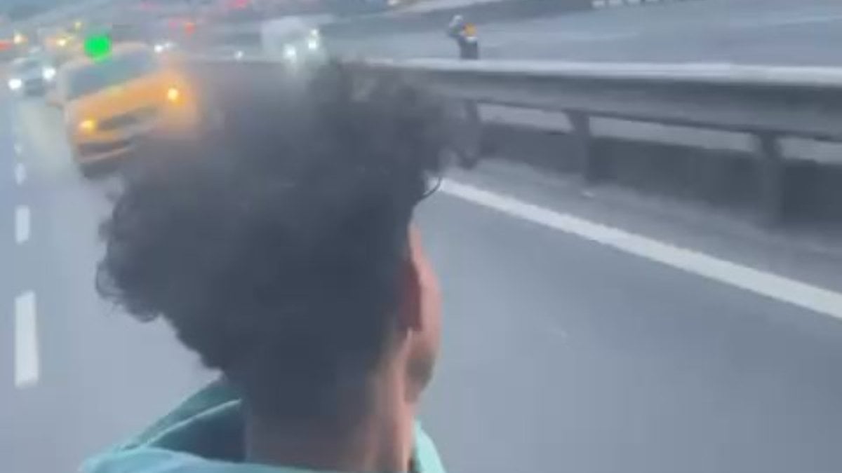 İstanbul'da patenli genç trafikte tehlike saçtı: Otobüsün arkasında dakikalarca seyretti