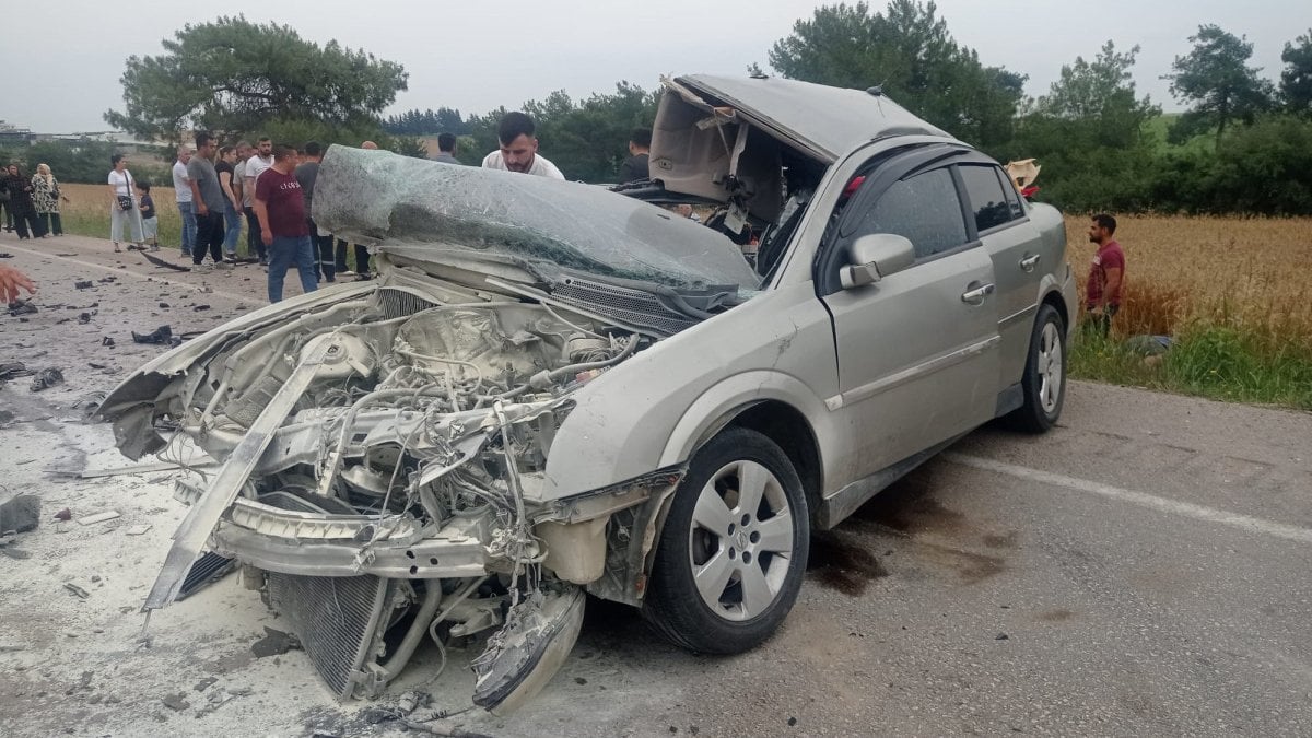 Adana'da otomobille hafif ticari araç çarpıştı: 1'i ağır, 4 yaralı