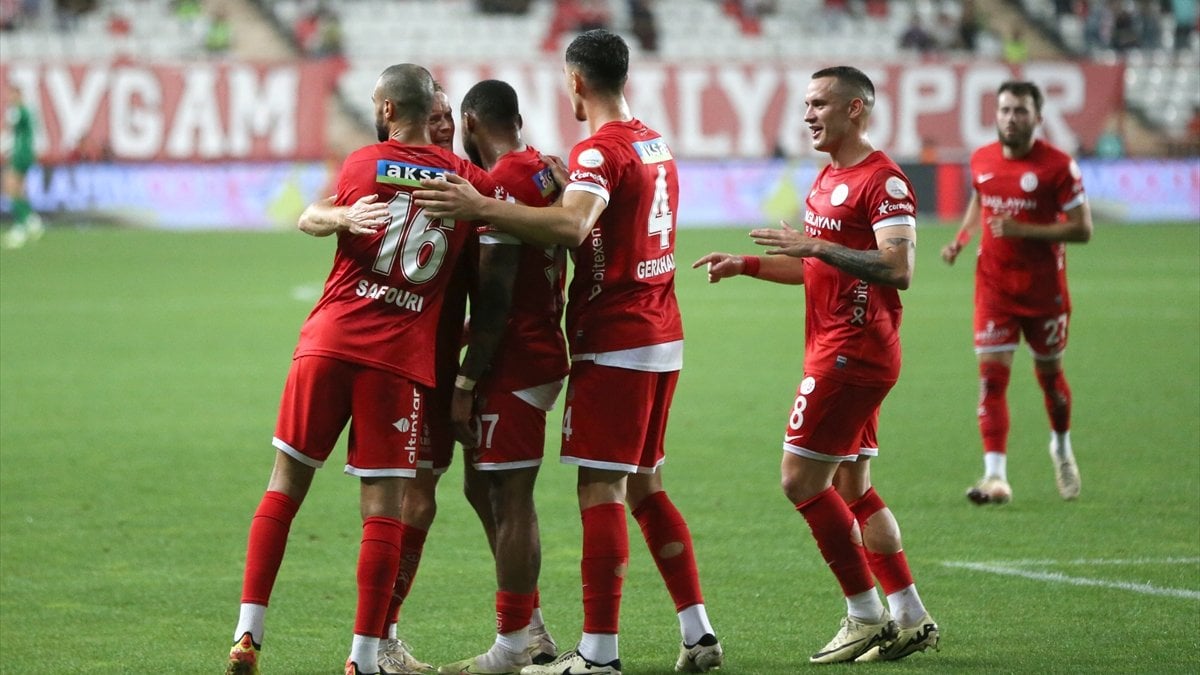 Antalyaspor, evinde Adana Demirspor'u yendi