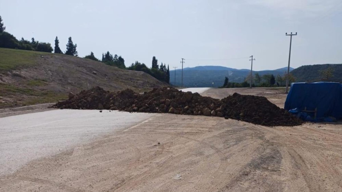 Kocaeli'de yolu kapatan müteahhit, sürücülere sıkıntı yaşattı