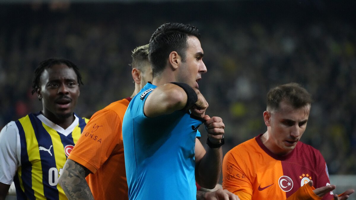 Galatasaray - Fenerbahçe derbisinde kartlar havada uçuşuyor