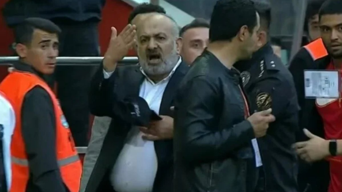 Halil Umut Meler'in yönettiği maçta Kayserispor Başkanı sahaya girdi!