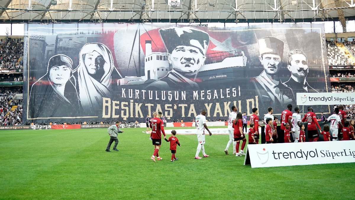 Beşiktaş tribünlerinden anlamlı pankart!