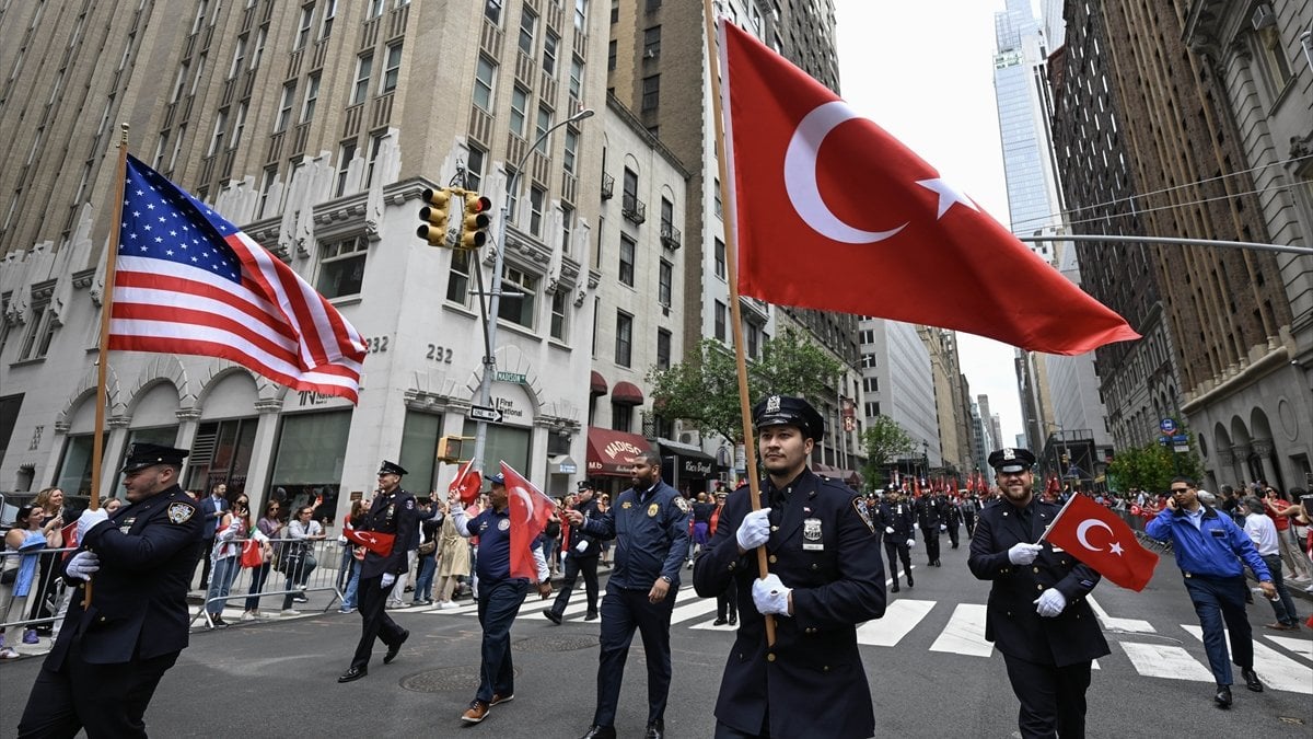 New York, Türk bayraklarıyla donandı: 41. Geleneksel Türk Günü Yürüyüşü