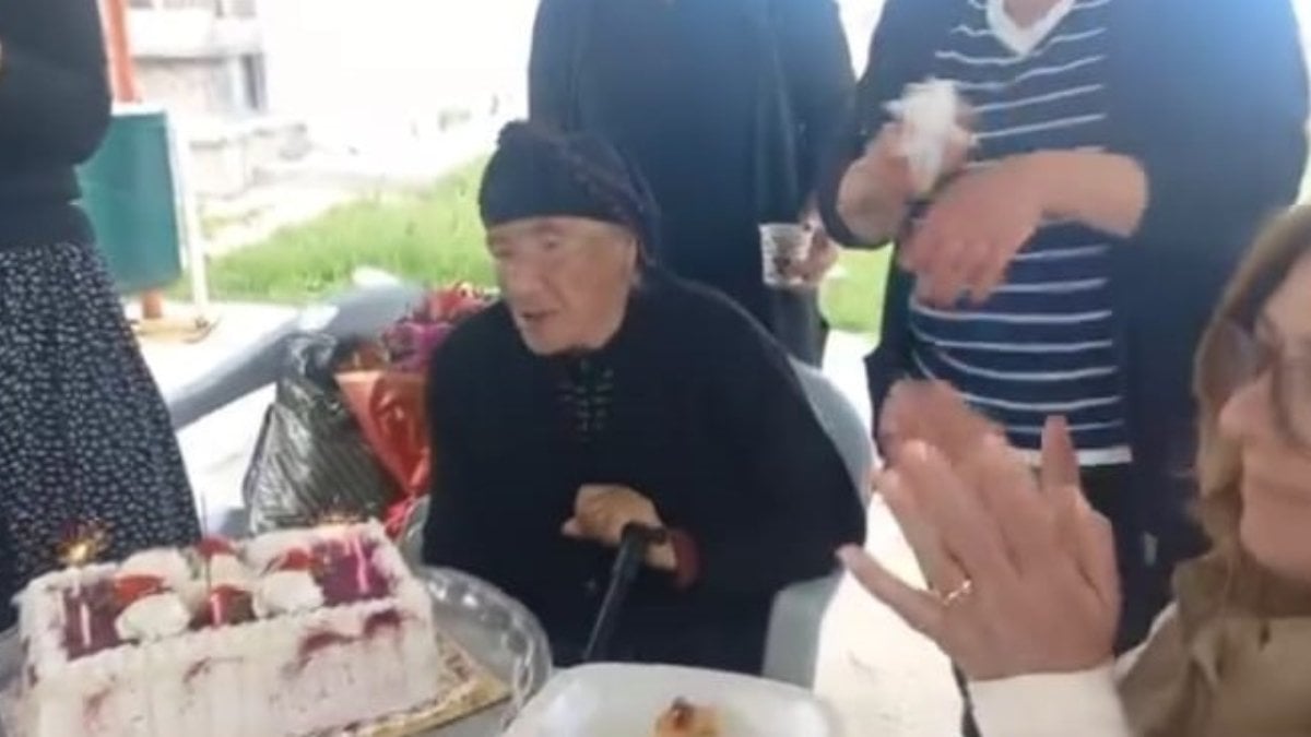 Malatya'da 102 yaşındaki Zeliha teyzeye yaş günü kutlaması