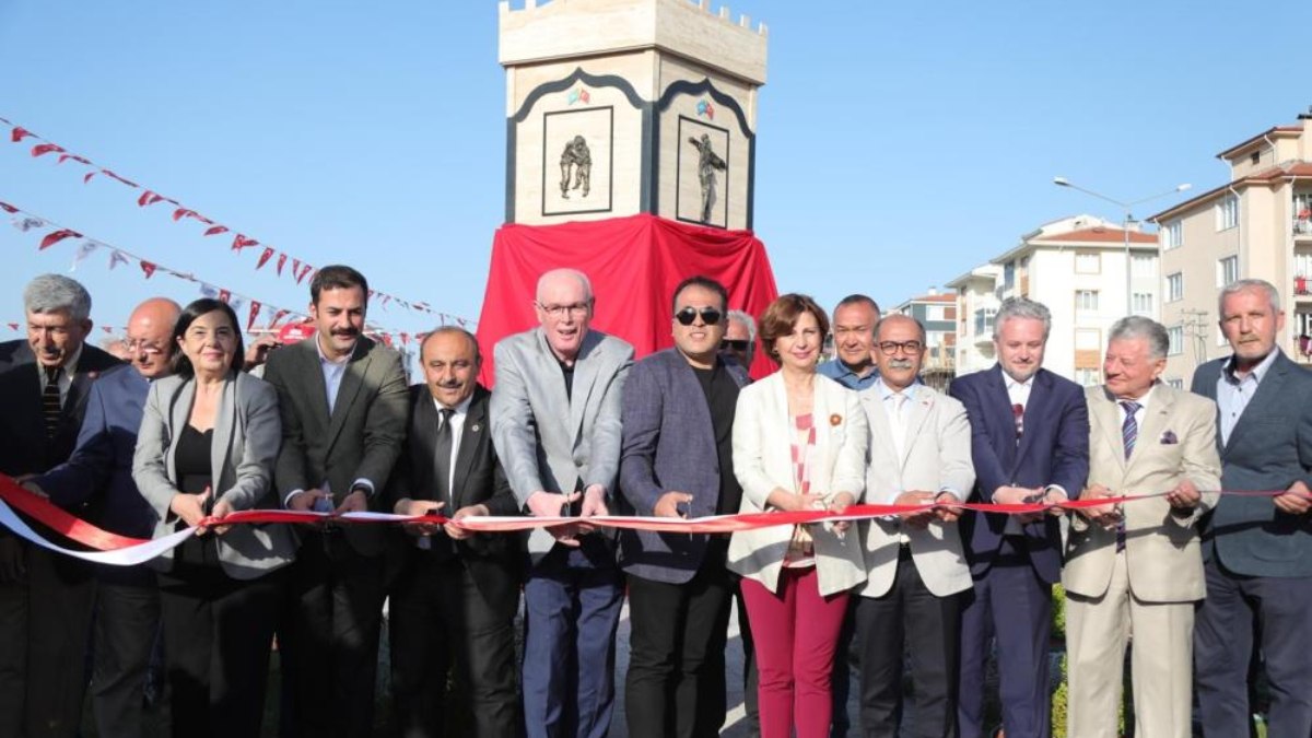 Eskişehir'de Odunpazarı Belediyesi'nden heykel ve park açılışı