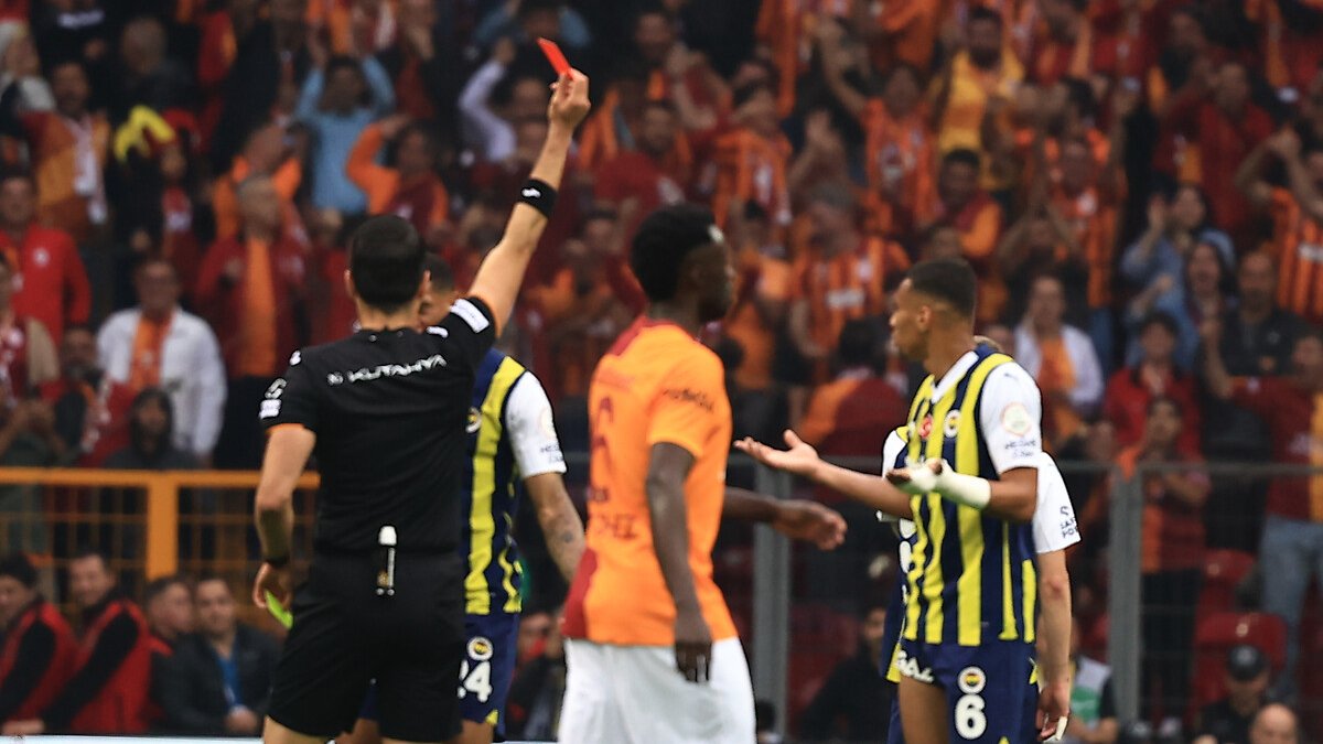 Eski hakemler Galatasaray - Fenerbahçe maçını değerlendirdi: Djiku'nun gördüğü kırmızı kart doğru mu