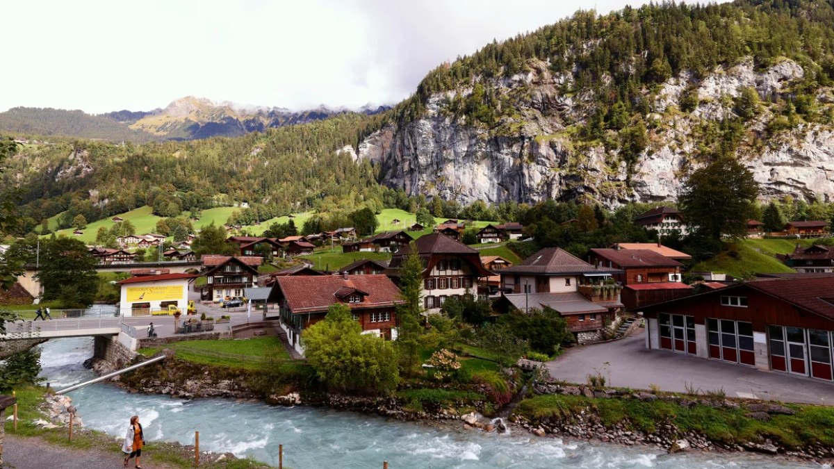 Turistlerin akın ettiği İsviçre köyü, girişi ücretli yapmayı planlıyor