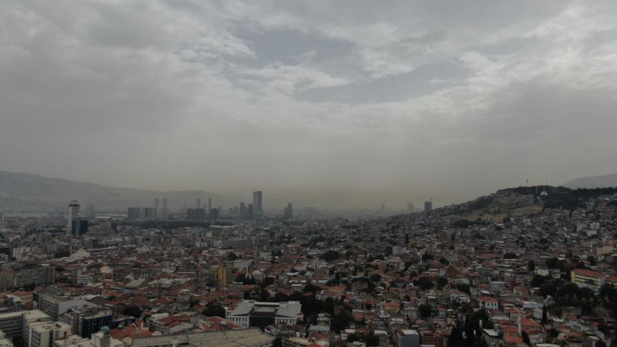 İzmir’de hava griye döndü: Çöl tozu etkili oldu