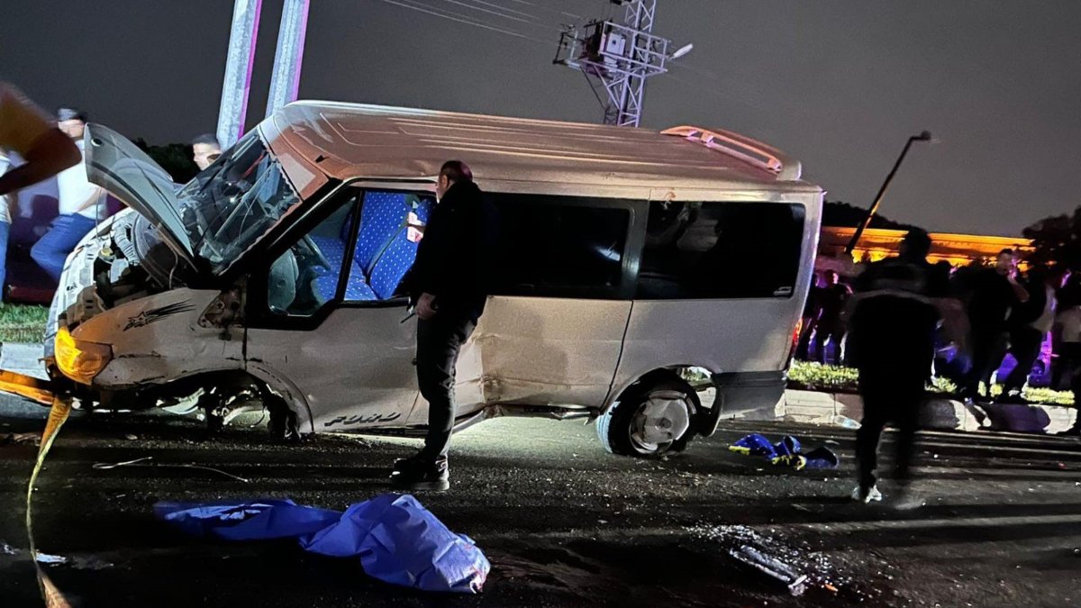 Gaziantep'te minibüs orta refüje çarparak savruldu: 1 ölü