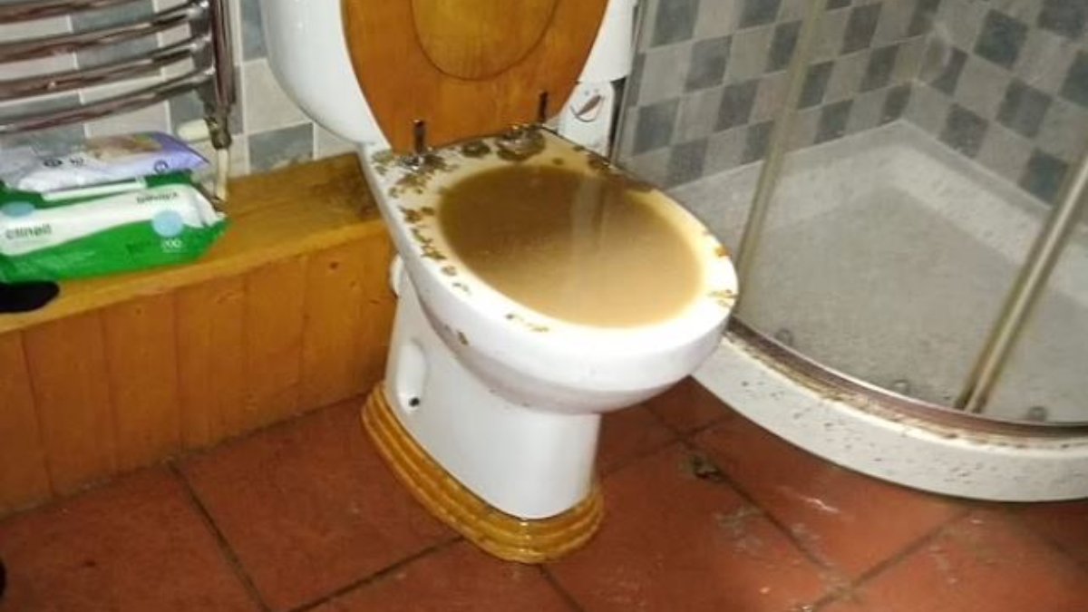 İngiltere'de tuvaletten çıkan kanalizasyon suyu, 1 milyon sterlinlik evi kapladı
