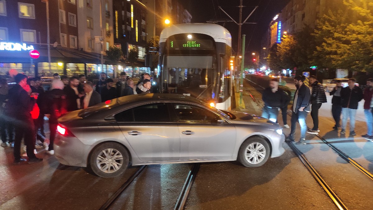 Eskişehir'de tramvay dönüş yapan otomobile çarptı