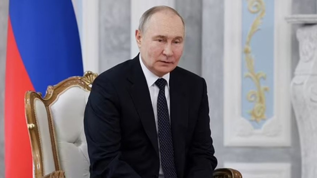 İngiliz basını, Putin'in fotoğraflarını inceledi: Zayıf, çelimsiz ve keyifsiz