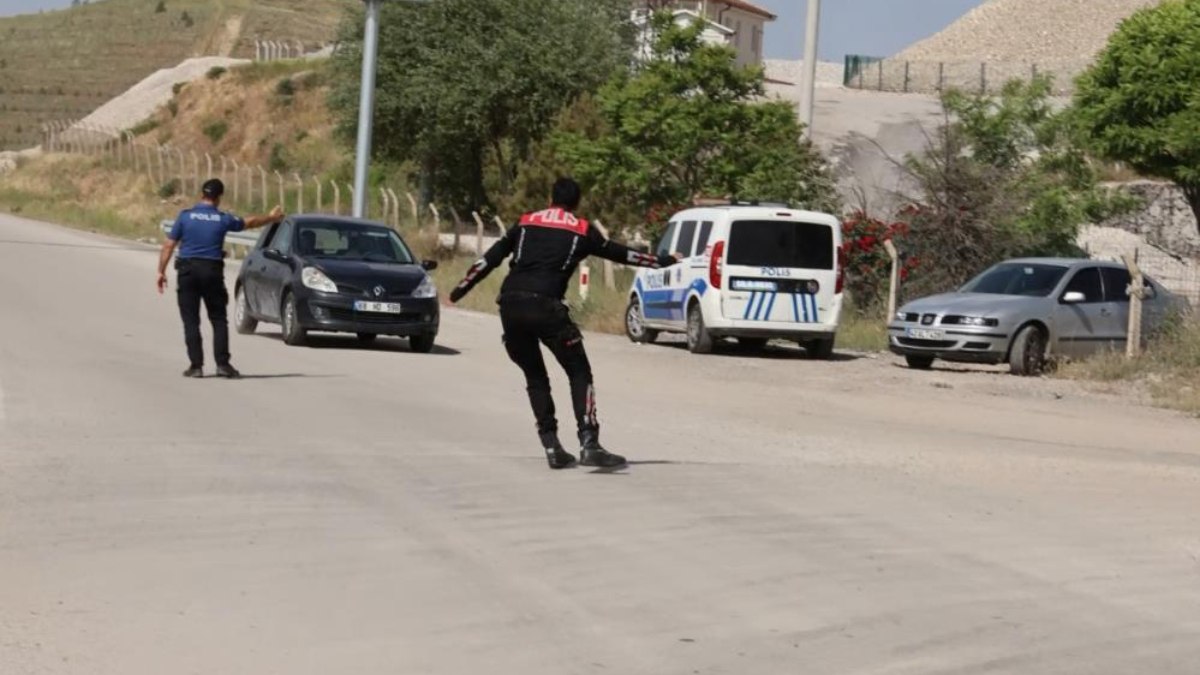 Aksaray’da dur ihtarına uymayan sürücü, polislerin üzerine sürüp kaçtı