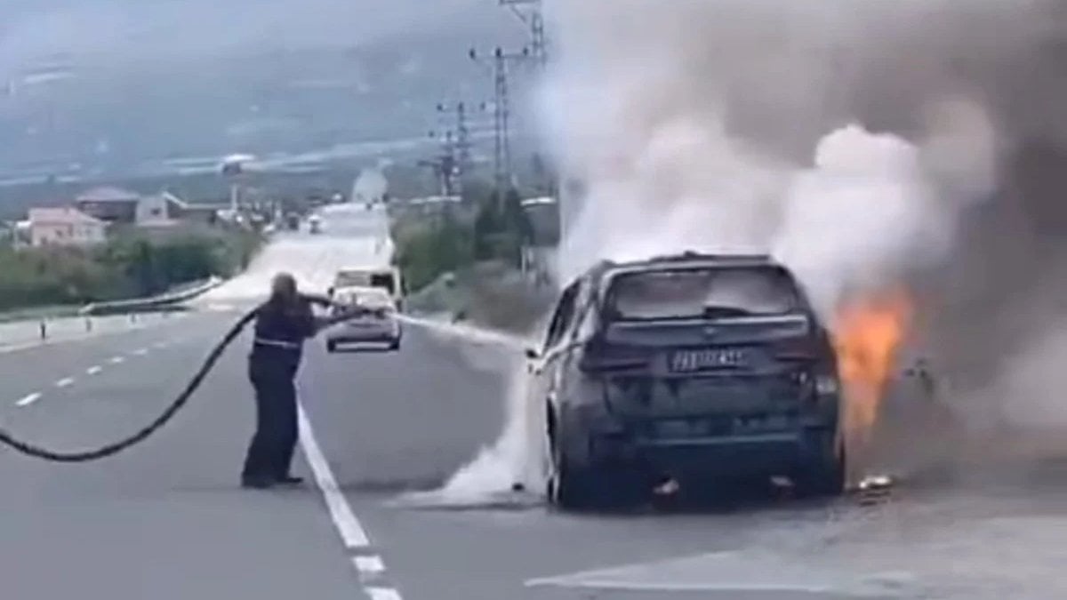 Malatya'da seyir halindeyken yanan lüks araç küle döndü