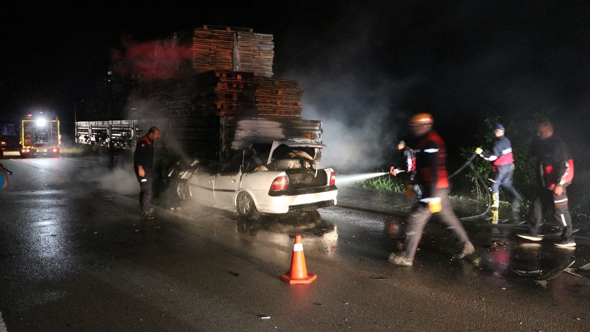 Amasya'da tıra ok gibi saplanan otomobil alev alev yandı: 1 ölü