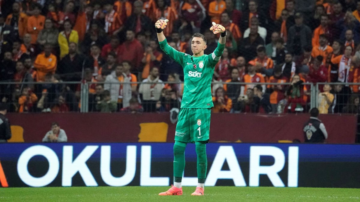 Fernando Muslera, kupalara doymuyor