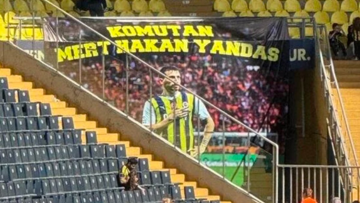 Fenerbahçe taraftarından Mert Hakan Yandaş'a özel pankart!