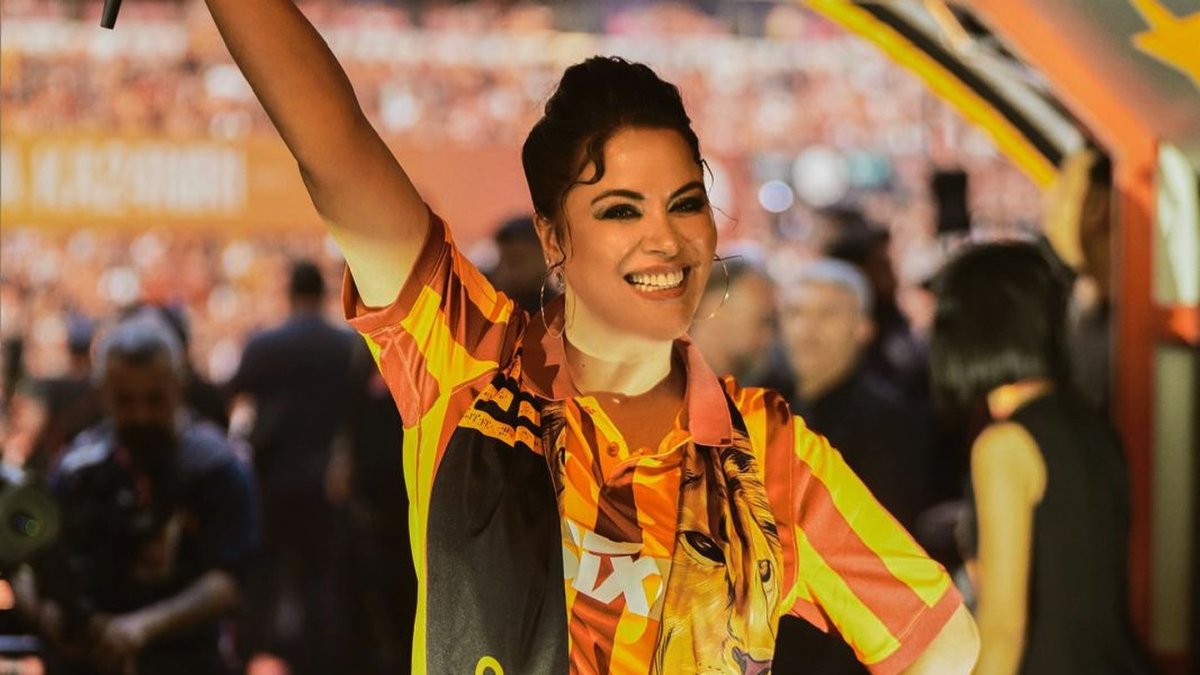 Şarkıcı Zara, Galatasaray, Süper lig ve Süper Kupa şampiyonluk kutlamasında sahne aldı