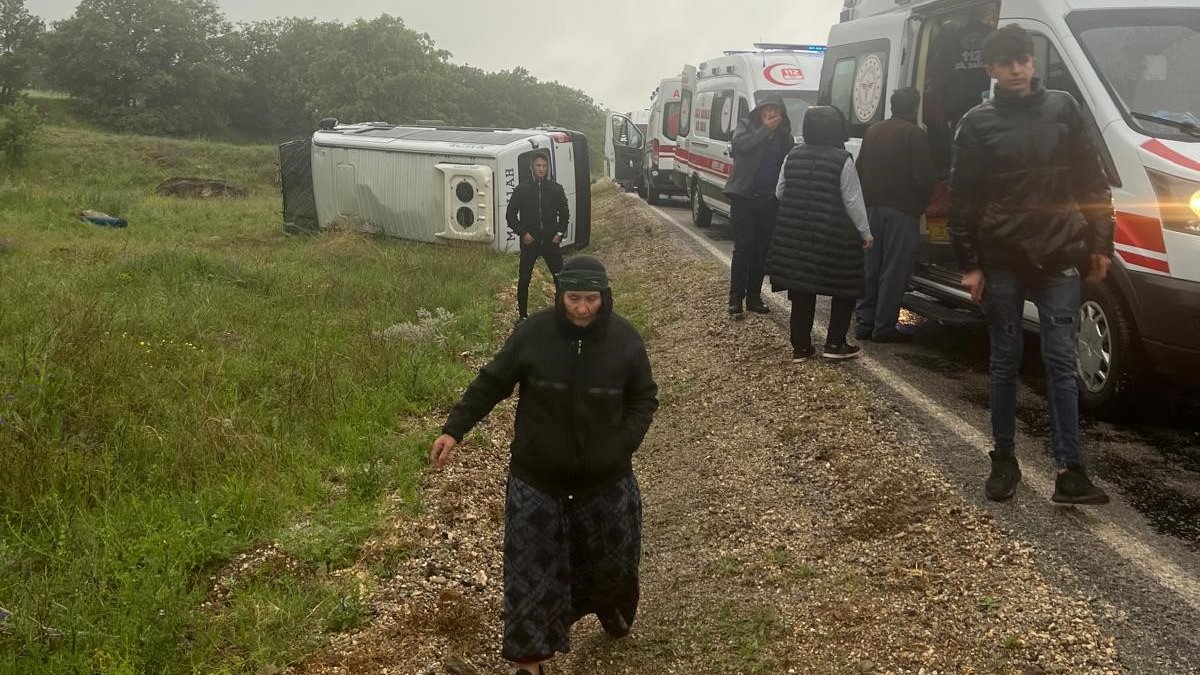 Afyon'da işçi kadınları taşıyan minibüs devrildi: 14 yaralı