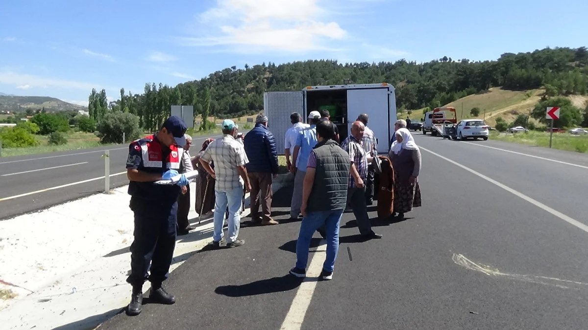 Uşak'ta yolun karşısına geçmeye çalışırken otomobilin çarptığı yaşlı adam öldü