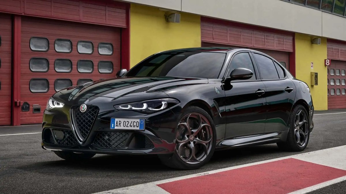 Alfa Romeo'dan zorunlu değişiklik: Ön plakalar artık tam ortada olacak