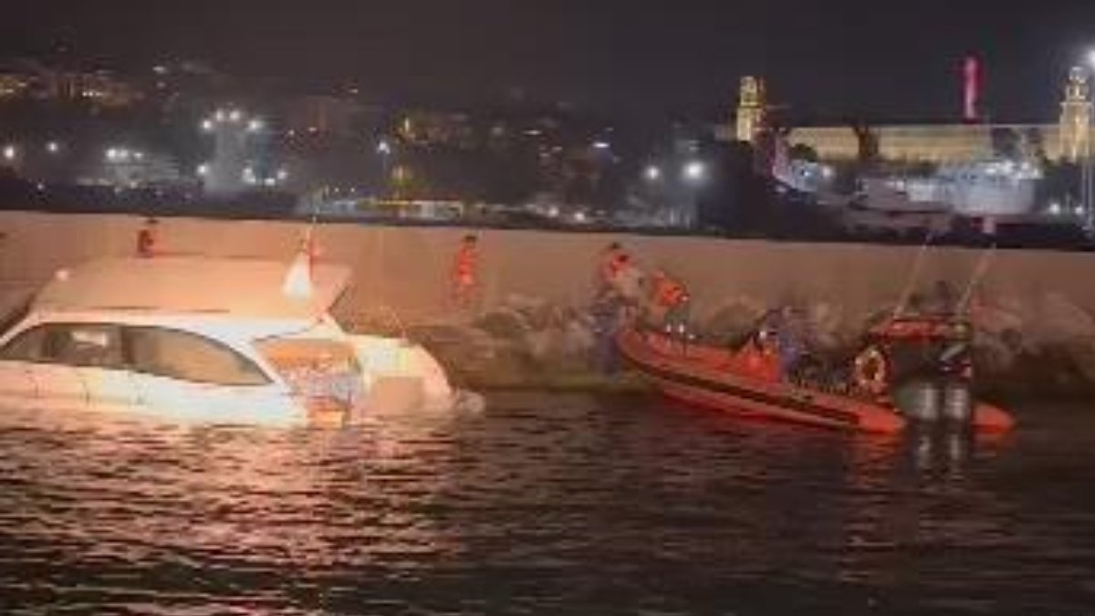 İstanbul Haydarpaşa'da batmak üzere olan teknedeki 10 kişi kurtarıldı