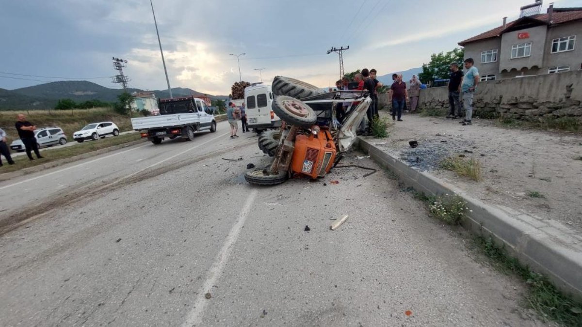 Sinop'ta minibüsle traktör çarpıştı: 1 ölü 1 yaralı