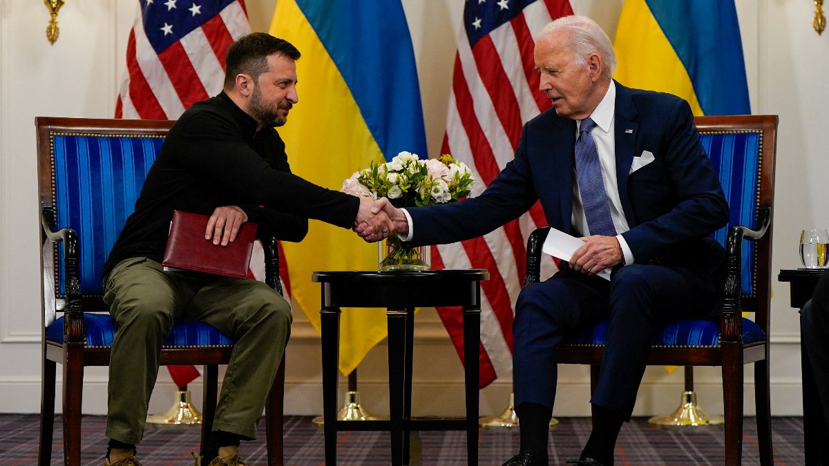 ABD Başkanı Biden, geciken askeri yardım nedeniyle Zelensky'den özür diledi