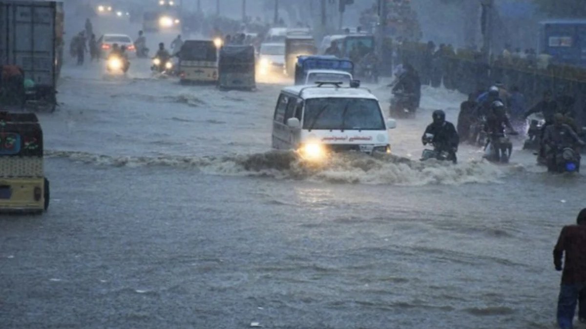 Pakistan'da şiddetli fırtına: 8 ölü, 40 yaralı