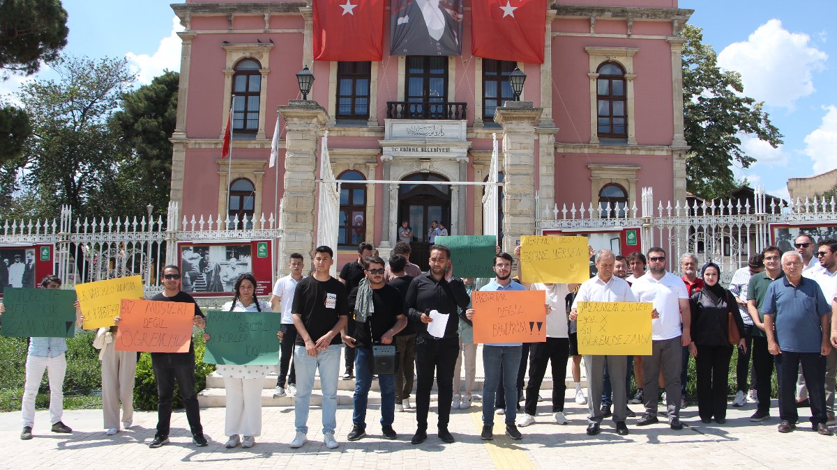 Edirne'de üniversite öğrencileri, toplu taşımaya zammı protesto etti