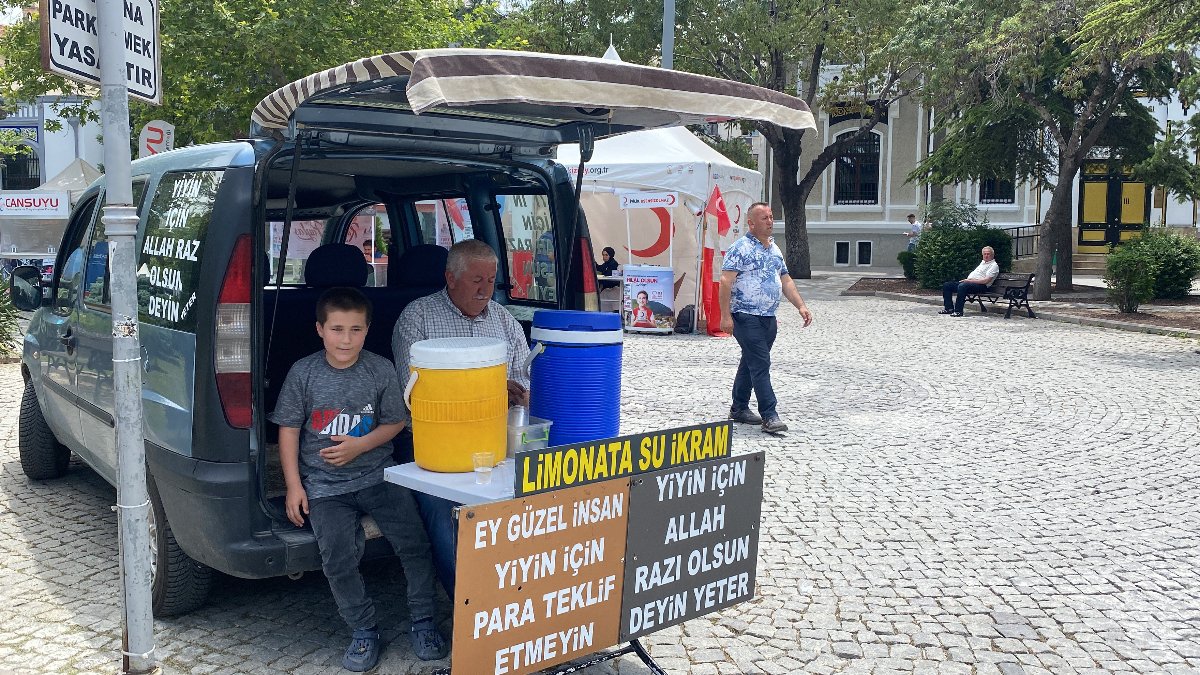 Konya'da emekli amca hayır duası için ikram yapıyor