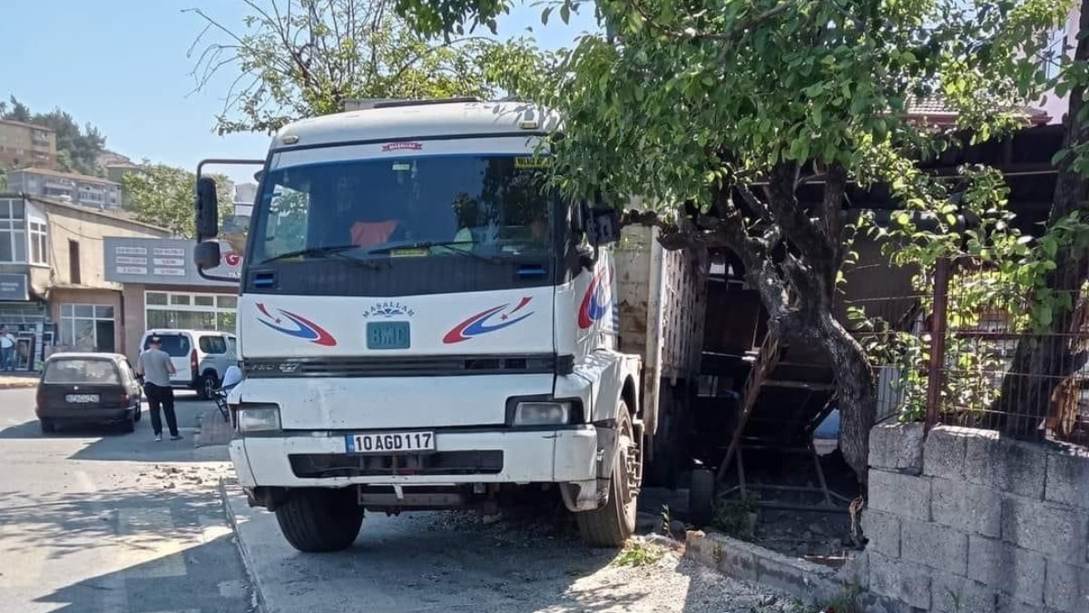 Zonguldak'ta park halindeki kamyonun freni boşaldı