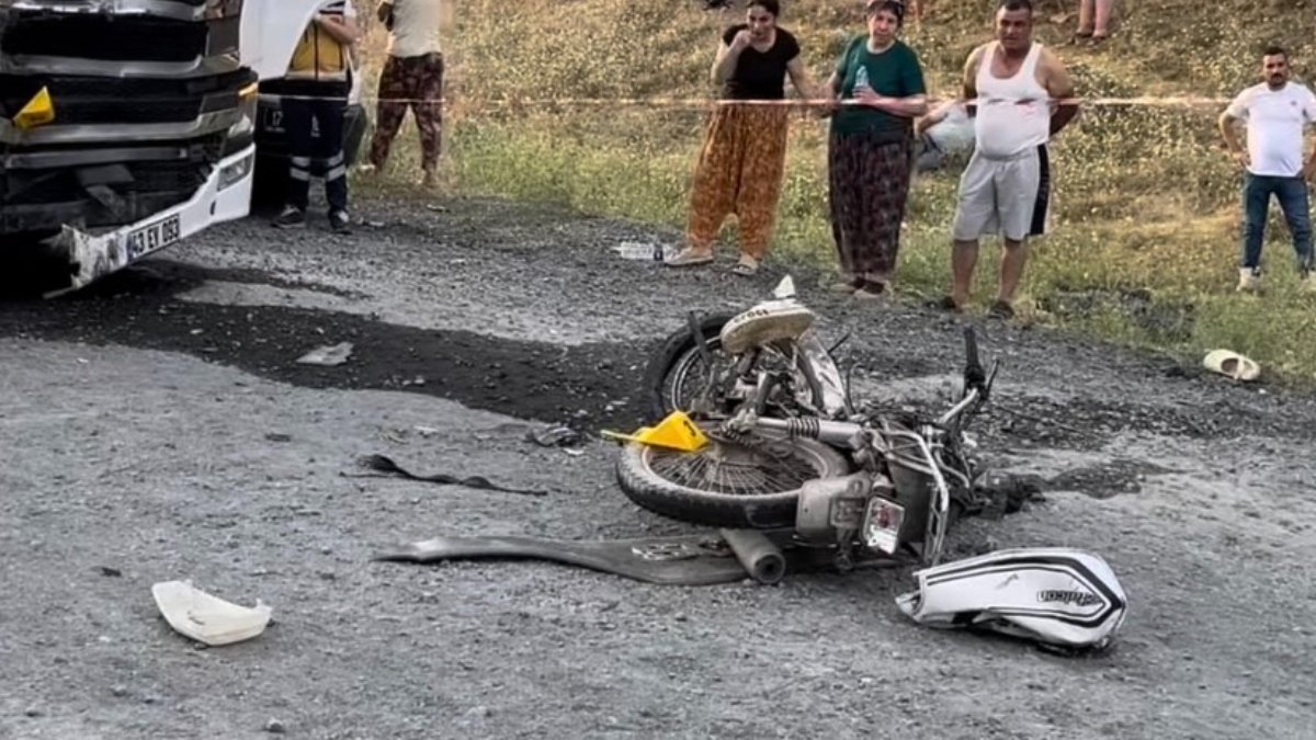 Çanakkale'de kamyonla çarpışan motosikletteki 2 kişi öldü