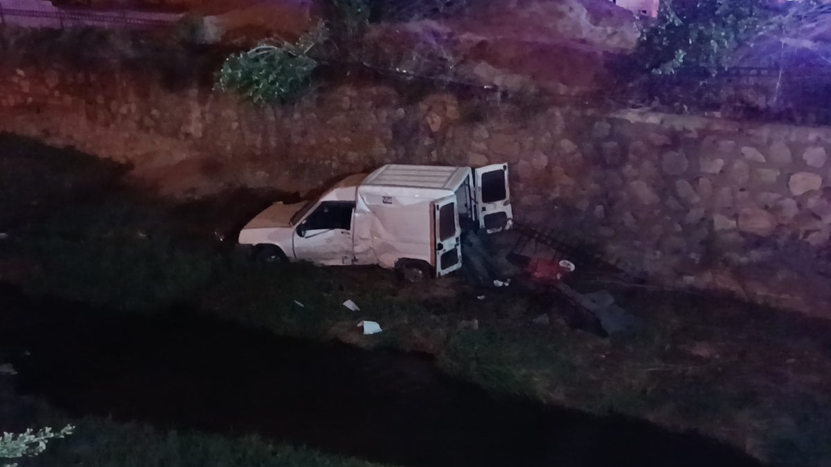 Kırıkkale'de trafoya çarpan araç dereye düştü