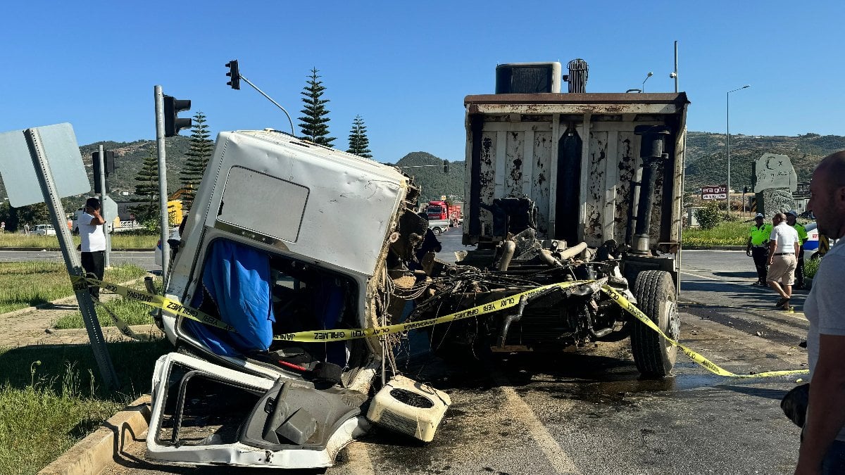 Antalya'da tırın çarptığı kamyonun şoför mahalli koptu: 1 ölü
