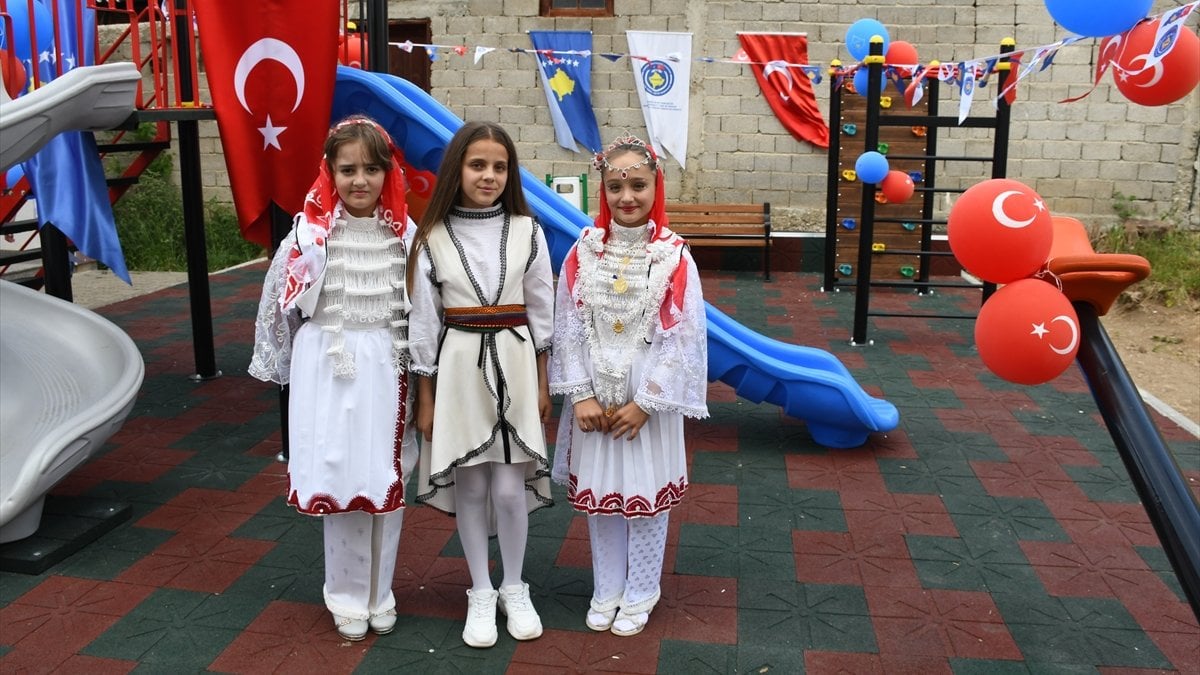 Türk askeri, Kosovalı çocuklar için oyun parkı kurdu