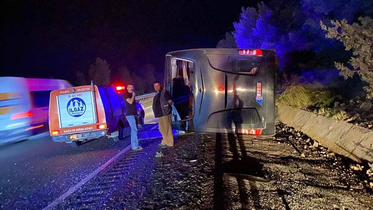 Çankırı'da otobüs şarampole devrildi: 9 kişi yaralandı