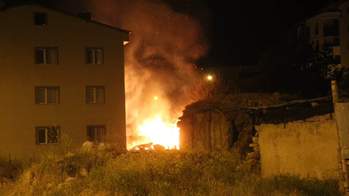 Sivas'ta odunluk yangını büyümeden söndürüldü