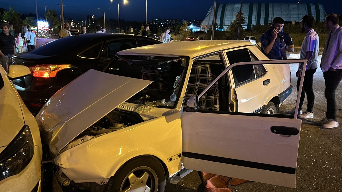 Kütahya'da kaza yapan sürücü otomobildeki yaralı kadını bırakıp kaçtı